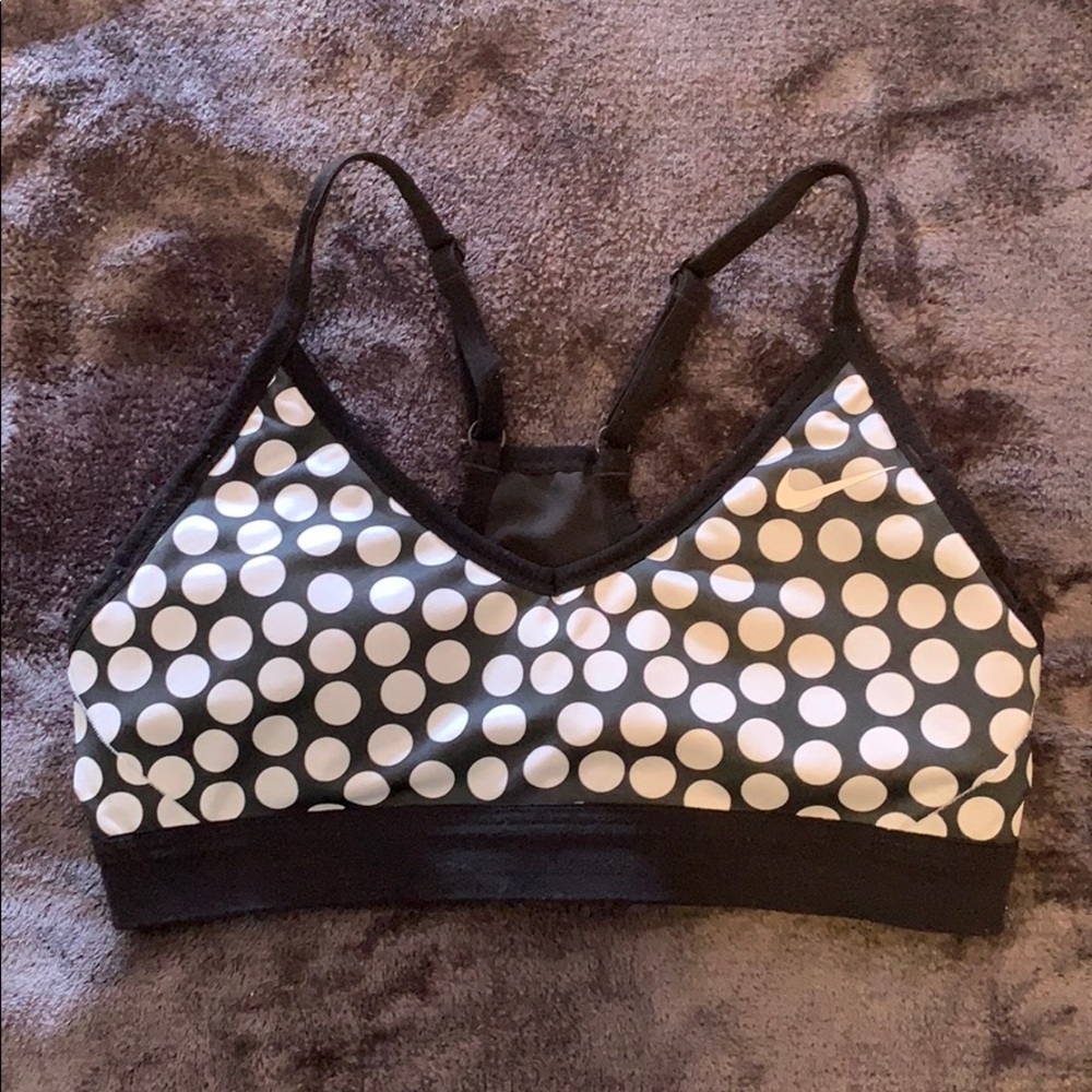 Nike, Light Support v-cut Sports Bra